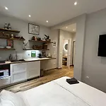 Theodore's Cosy Apartament *