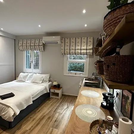 Theodore's Cosy Apartment